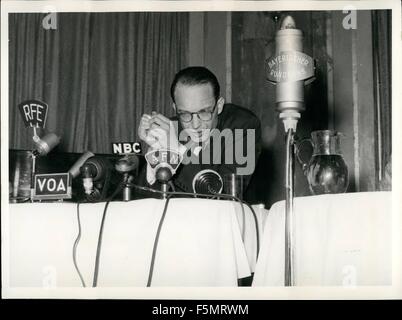 1954 - la correspondante d'Associated Press William Oati mis en liberté : Centrary à toutes les attentes, correspondant AP William Oati était étonnamment dischrarged de Premier ministre tchèque Zapotocky. La décharge est entrée en vigueur le Samedi, 16 mai 1953. En juillet 1951, William Oati avait été condamné à dix (10) ans de prison, en raison d'allégations d'espionnage. Le samedi 16 mai 1953, quelques minutes après 12 heures, William Oati franchi la frontière tchèque Allemand. Il était accompagné par le Vice-consul M. Christopher A. Square et par M. B. Nat King, un membre de l'ambassade des Etats-Unis à Prague en Tchécoslovaquie Banque D'Images