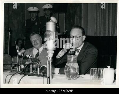 1954 - la correspondante d'Associated Press William Oati mis en liberté : Centrary à toutes les attentes, correspondant AP William Oati était étonnamment dischrarged de Premier ministre tchèque Zapotocky. La décharge est entrée en vigueur le Samedi, 16 mai 1953. En juillet 1951, William Oati avait été condamné à dix (10) ans de prison, en raison d'allégations d'espionnage. Le samedi 16 mai 1953, quelques minutes après 12 heures, William Oati franchi la frontière tchèque Allemand. Il était accompagné par le Vice-consul M. Christopher A. Square et par M. B. Nat King, un membre de l'ambassade des Etats-Unis à Prague en Tchécoslovaquie Banque D'Images