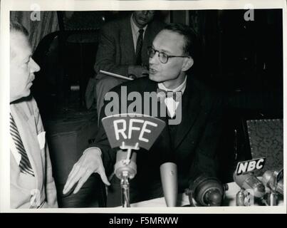 1954 - la correspondante d'Associated Press William Oati mis en liberté : Centrary à toutes les attentes, correspondant AP William Oati était étonnamment dischrarged de Premier ministre tchèque Zapotocky. La décharge est entrée en vigueur le Samedi, 16 mai 1953. En juillet 1951, William Oati avait été condamné à dix (10) ans de prison, en raison d'allégations d'espionnage. Le samedi 16 mai 1953, quelques minutes après 12 heures, William Oati franchi la frontière tchèque Allemand. Il était accompagné par le Vice-consul M. Christopher A. Square et par M. B. Nat King, un membre de l'ambassade des Etats-Unis à Prague en Tchécoslovaquie Banque D'Images