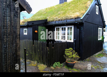 Traditionnelle des îles Féroé goudronné noir maison en bois avec toit de gazon herbe Îles Féroé Tórshavn Banque D'Images