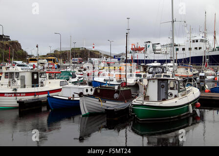 Capitole Phare et forteresse avec des bateaux dans le port de Tórshavn Faroe Islands Banque D'Images