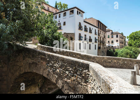 Pont sur la rivière Darro, à la vieille ville de Grenade, Andalousie, espagne Banque D'Images