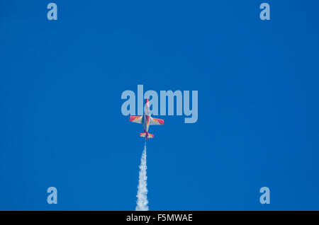 SAN JAVIER, ESPAGNE, LE 18 OCTOBRE 2015 : l'escadron acrobatique de l'armée espagnole Patrulla Aguila effectuer sur leur 30 e anniversaire c Banque D'Images