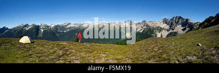 WA10865-00...WASHINGTON - camping de l'arrière-pays sur le sentier du lac Canyon dans le Glacier Peak Wilderness Area. Banque D'Images