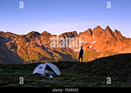 WA10878-00...WASHINGTON - soirée dans un camping de l'arrière-pays sur le sentier du lac Canyon dans le Glacier Peak Wilderness Area. Banque D'Images