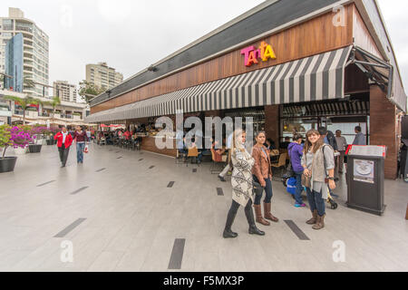 Le centre commercial Larcomar moderne de Miraflores à Lima avec les gens et l'un de Gastón Acurio, nouvelle chaîne de restaurants de Tanta. Banque D'Images