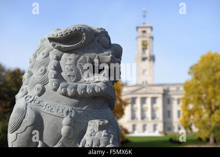 Chinese lion en pierre en face de l'Université de Nottingham Trent, bâtiment Banque D'Images