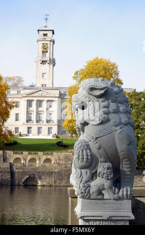 Chinese lion en pierre en face de l'Université de Nottingham Trent, bâtiment Banque D'Images