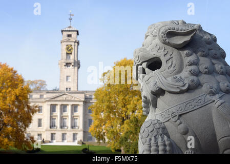 Chinese lion en pierre en face de l'Université de Nottingham Trent, bâtiment Banque D'Images