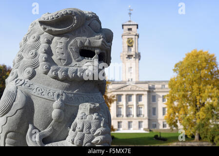 Chinese lion en pierre en face de l'Université de Nottingham Trent, bâtiment Banque D'Images