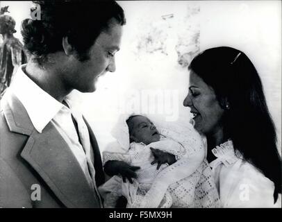 1972 - King Karl Gustaf et la Reine Silvia de Suède montrer leur nouveau bébé. Le roi Karl Gustaf et la Reine Silvia de Suède avec leur nouveau bébé fille, la princesse Victoria, représenté pour la première fois au château de Solliden, Oland. Elle a été le 14 juillet à l'Hôpital Royal Caroline, Stockholm. Photo montre :- roi Gustaf et la reine Silvia avec leur bébé fille Victoria. © Keystone Photos USA/ZUMAPRESS.com/Alamy Live News Banque D'Images