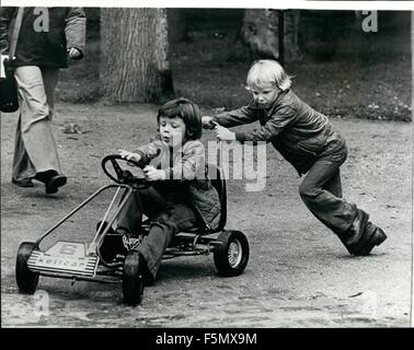 1972 - Young Prince ont ventilateur. : le Prince Frederick et son jeune frère le prince Joachim, aujourd'hui un monsieur otorcar" de leur propre - et on les voit ici en tirant le meilleur parti de celui-ci dans le parc du château, Predensborg montrant Prince Frederick à la roue comme le Prince Joachim lui donne une poussée. Ils sont les fils de la Reine Margarethe et Prince Henrick du Danemark. © Keystone Photos USA/ZUMAPRESS.com/Alamy Live News Banque D'Images