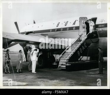 1972 - Arrivée du couple royal dans les Bermudes : le couple royal, Sa Majesté la Reine Elizabeth II et le duc d'Édimbourg Prendre une salve de Bermuda's gouverneur, Son Excellence le lieutenant-général Sir Alexander Hood, G.B.E., K.C.B., après que la partie a atterri à Bermuda's Kindley Champ. L'arrêt a été le premier sur le Couple Royal's 25 000 km Tour du Commonwealth britannique. © Keystone Photos USA/ZUMAPRESS.com/Alamy Live News Banque D'Images