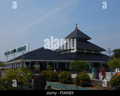 Demak, Indonésie. 08Th Nov, 2015. Demak Grande mosquée est l'une des plus anciennes mosquées en Indonésie. La mosquée est située dans le village, Demak Kauman, Central Java.Des milliers de Musulmans de différentes régions viennent dans cette mosquée. © Azwar/Pacific Press/Alamy Live News Banque D'Images