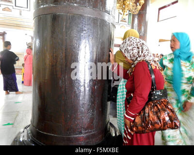 Demak, Indonésie. 08Th Nov, 2015. Demak Grande mosquée est l'une des plus anciennes mosquées en Indonésie. La mosquée est située dans le village, Demak Kauman, Central Java.Des milliers de Musulmans de différentes régions viennent dans cette mosquée. © Azwar/Pacific Press/Alamy Live News Banque D'Images