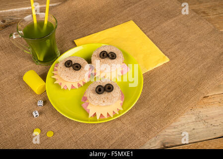 Monstre effrayant des sandwichs avec les yeux d'olive, une cuisine créative pour les enfants Banque D'Images