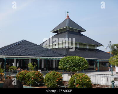 Demak, Indonésie. 08Th Nov, 2015. Demak Grande mosquée est l'une des plus anciennes mosquées en Indonésie. La mosquée est située dans le village, Demak Kauman, Central Java.Des milliers de Musulmans de différentes régions viennent dans cette mosquée. © Azwar/Pacific Press/Alamy Live News Banque D'Images