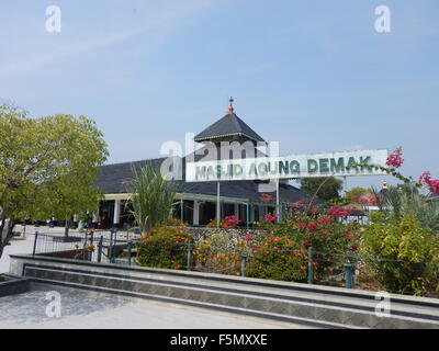 Demak, Indonésie. 08Th Nov, 2015. Demak Grande mosquée est l'une des plus anciennes mosquées en Indonésie. La mosquée est située dans le village, Demak Kauman, Central Java.Des milliers de Musulmans de différentes régions viennent dans cette mosquée. © Azwar/Pacific Press/Alamy Live News Banque D'Images