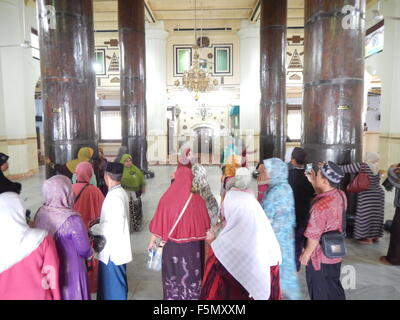 Demak, Indonésie. 08Th Nov, 2015. Demak Grande mosquée est l'une des plus anciennes mosquées en Indonésie. La mosquée est située dans le village, Demak Kauman, Central Java.Des milliers de Musulmans de différentes régions viennent dans cette mosquée. © Azwar/Pacific Press/Alamy Live News Banque D'Images