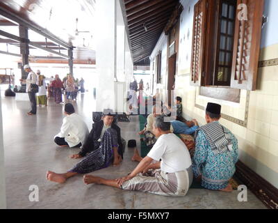 Demak, Indonésie. 08Th Nov, 2015. Demak Grande mosquée est l'une des plus anciennes mosquées en Indonésie. La mosquée est située dans le village, Demak Kauman, Central Java.Des milliers de Musulmans de différentes régions viennent dans cette mosquée. © Azwar/Pacific Press/Alamy Live News Banque D'Images