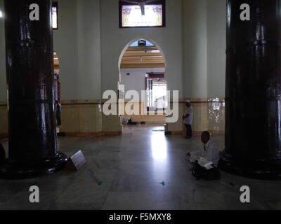 Demak, Indonésie. 08Th Nov, 2015. Demak Grande mosquée est l'une des plus anciennes mosquées en Indonésie. La mosquée est située dans le village, Demak Kauman, Central Java.Des milliers de Musulmans de différentes régions viennent dans cette mosquée. © Azwar/Pacific Press/Alamy Live News Banque D'Images