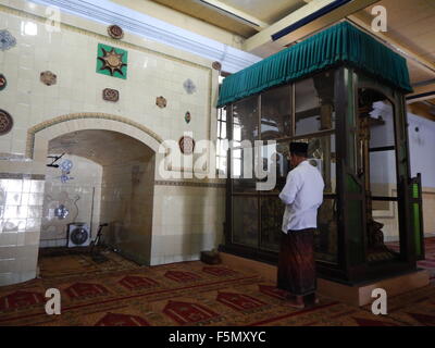 Demak, Indonésie. 08Th Nov, 2015. Demak Grande mosquée est l'une des plus anciennes mosquées en Indonésie. La mosquée est située dans le village, Demak Kauman, Central Java.Des milliers de Musulmans de différentes régions viennent dans cette mosquée. © Azwar/Pacific Press/Alamy Live News Banque D'Images