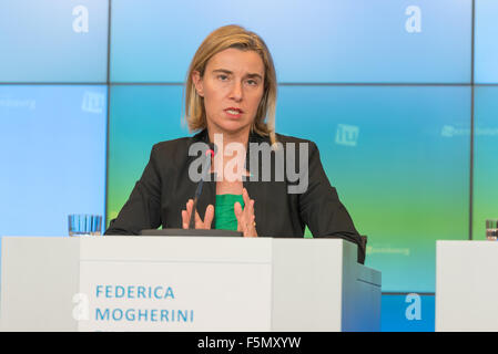 La Ville de Luxembourg, Luxembourg. 08Th Nov, 2015. Haut Représentant de l'Union européenne pour les Affaires étrangères et la politique de sécurité Federica Mogherini parler au cours de la conférence de presse à la fin de la 12e réunion Asie-Europe, l'étranger des ministres des affaires étrangères de l'ASEM a préparer 20e anniversaire sera célébré au 11e Sommet de l'ASEM en Mongolie, les ministres ont procédé à un échange de vues sur les moyens de promouvoir la coopération Asie-Europe dans le domaine de la paix, de la sécurité, droit de l'homme et le développement. Raa : Jonathan/Pacific Press/Alamy Live News Banque D'Images