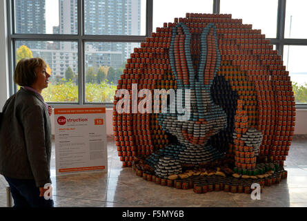 (151106) -- NEW YORK, 6 novembre 2015 (Xinhua) -- Une femme regarde une sculpture faite de conserves alimentaires au cours de la 22e 'Canstruction' exposition à New York, le 6 novembre 2015. Œuvres de gagnants de la 22e 'Canstruction' Concours de Design International s'affichent dans la Brookfield Place au centre-ville de Manhattan. L'exposition présente des sculptures faites entièrement de la nourriture en boîte non ouverte. Plus de 1 200 gagnants locaux à partir de 125 villes autour du monde ont participé au concours. La nourriture en conserve, utilisés dans l'exposition sera remis à une banque alimentaire locale responsable de l'alimentation de plus d'un milli Banque D'Images