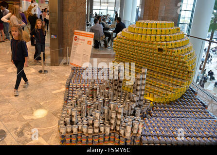 (151106) -- NEW YORK, 6 novembre 2015 (Xinhua) -- les gens passent devant une sculpture faite de conserves alimentaires au cours de la 22e 'Canstruction' exposition à New York, le 6 novembre 2015. Œuvres de gagnants de la 22e 'Canstruction' Concours de Design International s'affichent dans la Brookfield Place au centre-ville de Manhattan. L'exposition présente des sculptures faites entièrement de la nourriture en boîte non ouverte. Plus de 1 200 gagnants locaux à partir de 125 villes autour du monde ont participé au concours. La nourriture en conserve, utilisés dans l'exposition sera remis à une banque alimentaire locale responsable de l'alimentation de plus d'un mill Banque D'Images