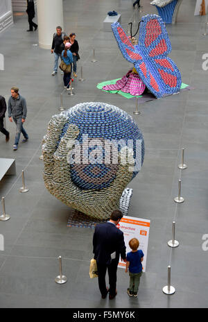 (151106) -- NEW YORK, 6 novembre 2015 (Xinhua) -- les gens à pied passé sculptures faites de conserves alimentaires au cours de la 22e 'Canstruction' exposition à New York, le 6 novembre 2015. Œuvres de gagnants de la 22e 'Canstruction' Concours de Design International s'affichent dans la Brookfield Place au centre-ville de Manhattan. L'exposition présente des sculptures faites entièrement de la nourriture en boîte non ouverte. Plus de 1 200 gagnants locaux à partir de 125 villes autour du monde ont participé au concours. La nourriture en conserve, utilisés dans l'exposition sera remis à une banque alimentaire locale responsable de l'alimentation de plus d'un milli Banque D'Images