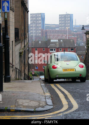 21 Nov 2005, Glasgow, Écosse, Glasgow est la plus grande ville d'Écosse, situé sur la rivière Clyde dans le pays de l'ouest du plateau. Les gens de Glasgow sont appelés Glaswegians. Glasgow est aussi le dialecte local. Les populations du 19ème siècle a été plus de 1 millions de personnes, avec un pic à 1,1 millions de personnes en 1931, mais le déclin démographique s'explique principalement par la réinstallation à grande échelle des populations à de nouvelles villes à la périphérie de la ville. La région de Strathclyde a une population de plus de 2,6 millions de dollars, plus de la moitié de l'ensemble de la population écossaise. Le taux de meurtres dans la région de Glasgow est supérieur à Belfas Banque D'Images