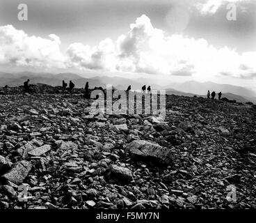 Nov 14, 2005 ; Fort William (Écosse), les randonneurs et alpinistes au sommet du Ben Nevis. Le Ben Nevis est le plus haut sommet des îles britanniques. Il est situé dans l'ouest de l'Écosse, à proximité de la ville de Fort William. Cet imposant colosse est l'un des 284 Munros (montagnes en Ecosse qui atteignent une altitude de 3 000 Êfeet (914.4Êm) ou plus). C'est la plus impressionnante sur la montagne face au Royaume-Uni et a de nombreuses routes de montagne, à partir de la célèbre Tower Ridge (grade II) à Centurion (grade VIII.8). Le Ben Nevis est un peu tristement célèbre pour ses mauvais temps. Crédit obligatoire : Photo par Ruaridh Ste Banque D'Images