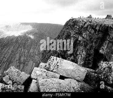 Nov 14, 2005 ; Fort William (Écosse), les randonneurs et alpinistes au sommet du Ben Nevis. Le Ben Nevis est le plus haut sommet des îles britanniques. Il est situé dans l'ouest de l'Écosse, à proximité de la ville de Fort William. Cet imposant colosse est l'un des 284 Munros (montagnes en Ecosse qui atteignent une altitude de 3 000 Êfeet (914.4Êm) ou plus). C'est la plus impressionnante sur la montagne face au Royaume-Uni et a de nombreuses routes de montagne, à partir de la célèbre Tower Ridge (grade II) à Centurion (grade VIII.8). Le Ben Nevis est un peu tristement célèbre pour ses mauvais temps. Crédit obligatoire : Photo par Ruaridh Ste Banque D'Images