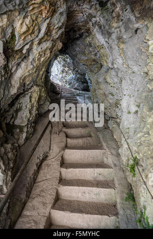 Escalier de pierre dans un couloir de la grotte. Passage à travers la roche. Banque D'Images