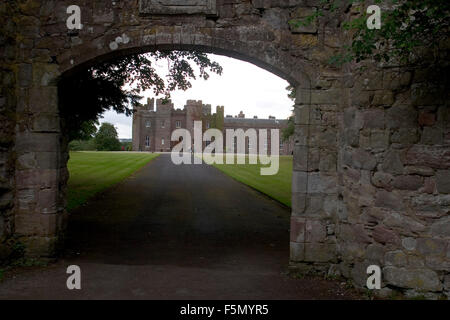 Nov 14, 2005 ; Scone, ÉCOSSE ; ancien cimetière. Scone Palace est un palace près de Perth, en Ecosse construit 1802-1812. Le palais a été le siège de la famille des seigneurs de Scone depuis 1604 et est maintenant la demeure des comtes de Mansfield. C'est le troisième palais pour être construit sur le site et une fois considéré comme un lieu de rassemblement tribal ancien des Pictes. Le premier palais fut le palais des abbés de Scone. Au Moyen Age les rois d'Écosse y est resté quand ils sont allés à Scone pour être sacré. Depuis presque 500 ans le plus grand trésor de Scone Palace a été la pierre de Scone, (aussi connu sous le nom de Banque D'Images