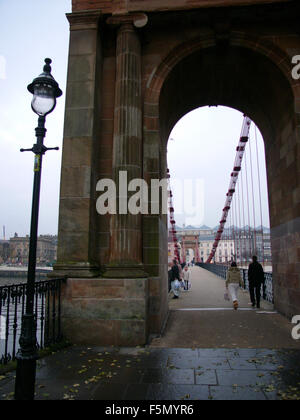 21 Nov 2005, Glasgow, Écosse, Glasgow est la plus grande ville d'Écosse, situé sur la rivière Clyde dans le pays de l'ouest du plateau. Les gens de Glasgow sont appelés Glaswegians. Glasgow est aussi le dialecte local. Les populations du 19ème siècle a été plus de 1 millions de personnes, avec un pic à 1,1 millions de personnes en 1931, mais le déclin démographique s'explique principalement par la réinstallation à grande échelle des populations à de nouvelles villes à la périphérie de la ville. La région de Strathclyde a une population de plus de 2,6 millions de dollars, plus de la moitié de l'ensemble de la population écossaise. Le taux de meurtres dans la région de Glasgow est supérieur à Belfas Banque D'Images