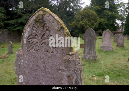 Nov 14, 2005 ; Scone, ÉCOSSE ; ancien cimetière. Scone Palace est un palace près de Perth, en Ecosse construit 1802-1812. Le palais a été le siège de la famille des seigneurs de Scone depuis 1604 et est maintenant la demeure des comtes de Mansfield. C'est le troisième palais pour être construit sur le site et une fois considéré comme un lieu de rassemblement tribal ancien des Pictes. Le premier palais fut le palais des abbés de Scone. Au Moyen Age les rois d'Écosse y est resté quand ils sont allés à Scone pour être sacré. Depuis presque 500 ans le plus grand trésor de Scone Palace a été la pierre de Scone, (aussi connu sous le nom de Banque D'Images