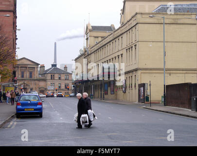 21 Nov 2005, Glasgow, Écosse, Glasgow est la plus grande ville d'Écosse, situé sur la rivière Clyde dans le pays de l'ouest du plateau. Les gens de Glasgow sont appelés Glaswegians. Glasgow est aussi le dialecte local. Les populations du 19ème siècle a été plus de 1 millions de personnes, avec un pic à 1,1 millions de personnes en 1931, mais le déclin démographique s'explique principalement par la réinstallation à grande échelle des populations à de nouvelles villes à la périphérie de la ville. La région de Strathclyde a une population de plus de 2,6 millions de dollars, plus de la moitié de l'ensemble de la population écossaise. Le taux de meurtres dans la région de Glasgow est supérieur à Belfas Banque D'Images