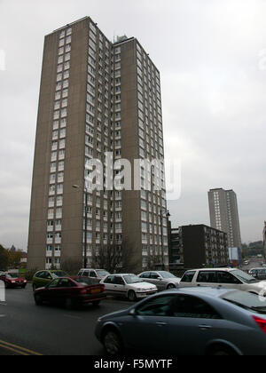 21 Nov 2005, Glasgow, Écosse, Glasgow est la plus grande ville d'Écosse, situé sur la rivière Clyde dans le pays de l'ouest du plateau. Les gens de Glasgow sont appelés Glaswegians. Glasgow est aussi le dialecte local. Les populations du 19ème siècle a été plus de 1 millions de personnes, avec un pic à 1,1 millions de personnes en 1931, mais le déclin démographique s'explique principalement par la réinstallation à grande échelle des populations à de nouvelles villes à la périphérie de la ville. La région de Strathclyde a une population de plus de 2,6 millions de dollars, plus de la moitié de l'ensemble de la population écossaise. Le taux de meurtres dans la région de Glasgow est supérieur à Belfas Banque D'Images