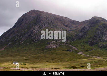 Nov 14, 2005 ; Glen Coe, en Écosse ; petite maison au-dessous de la montagne Buachaille Etive Mor. Glen Coe est un glen dans les Highlands d'Ecosse. Il se trouve dans la partie sud de la région de Lochaber de Highland Council, et est considéré comme faisant partie de la comté traditionnel d'Argyll. Il est souvent considéré comme l'un des plus spectaculaires et les plus beaux endroits de l'Écosse, et est une partie de l'espace National Scenic Area du Ben Nevis and Glen Coe. Le nom de Glen Coe est communément, mais à tort, que l'on croit être les 'glen de weeping', ce qui peut être dû à la montagne abrupte qu'oppressante sur la tour Banque D'Images