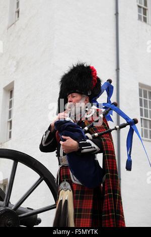 Blair Atholl, en Écosse, au Royaume-Uni. Août 17, 2011. Un seul sac Piper joue à l'extérieur des murs du château. Le château de Blair, l'ancien siège des ducs et Comtes d'Atholl. Le château bénéficie d'un des plus beaux de l'Ecosse les paramètres dans le coeur de Highland Perthshire. Avec ses racines dans le 13e siècle, l'histoire du château de Blair s'étend sur quelque 740 ans. © Ruaridh Stewart/ZUMAPRESS.com/Alamy Live News Banque D'Images