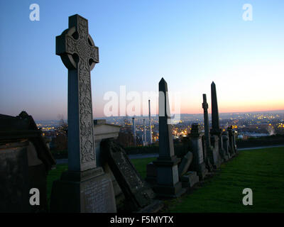 21 Nov 2005, Glasgow, Écosse, Glasgow est la plus grande ville d'Écosse, situé sur la rivière Clyde dans le pays de l'ouest du plateau. Les gens de Glasgow sont appelés Glaswegians. Glasgow est aussi le dialecte local. Les populations du 19ème siècle a été plus de 1 millions de personnes, avec un pic à 1,1 millions de personnes en 1931, mais le déclin démographique s'explique principalement par la réinstallation à grande échelle des populations à de nouvelles villes à la périphérie de la ville. La région de Strathclyde a une population de plus de 2,6 millions de dollars, plus de la moitié de l'ensemble de la population écossaise. Le taux de meurtres dans la région de Glasgow est supérieur à Belfas Banque D'Images