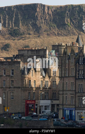 Oct 03, 2004 ; Édimbourg, Écosse-UK ; Édimbourg, capitale de l'Écosse se situe sur la côte Est sur le Firth of Forth. Édimbourg est le siège de l'accueil et le Parlement écossais pour le château d'Édimbourg est un monument évocateur avec une fascinante histoire vieille de 3000 ans et a été la résidence de nombreux Rois et Reines d'Écosse. Les autres curiosités sont la Camera Obscura, le Scotch Whisky Heritage Centre, National Gallery of Scotland, Scottish Tartans Museum, Musée de l'Écosse, Édimbourg Tattoo militaire, le palais de Holyroodhouse et accueil à la Royal Yacht Britannia. Photo : vieille ville immobilier sur Royal Banque D'Images