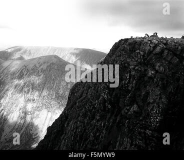 Nov 14, 2005 ; Fort William (Écosse), les randonneurs et alpinistes au sommet du Ben Nevis. Le Ben Nevis est le plus haut sommet des îles britanniques. Il est situé dans l'ouest de l'Écosse, à proximité de la ville de Fort William. Cet imposant colosse est l'un des 284 Munros (montagnes en Ecosse qui atteignent une altitude de 3 000 Êfeet (914.4Êm) ou plus). C'est la plus impressionnante sur la montagne face au Royaume-Uni et a de nombreuses routes de montagne, à partir de la célèbre Tower Ridge (grade II) à Centurion (grade VIII.8). Le Ben Nevis est un peu tristement célèbre pour ses mauvais temps. Crédit obligatoire : Photo par Ruaridh Ste Banque D'Images