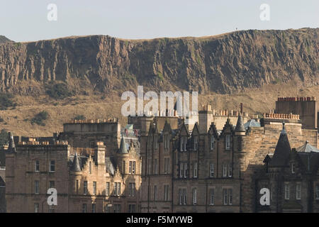 Oct 03, 2004 ; Édimbourg, Écosse-UK ; Édimbourg, capitale de l'Écosse se situe sur la côte Est sur le Firth of Forth. Édimbourg est le siège de l'accueil et le Parlement écossais pour le château d'Édimbourg est un monument évocateur avec une fascinante histoire vieille de 3000 ans et a été la résidence de nombreux Rois et Reines d'Écosse. Les autres curiosités sont la Camera Obscura, le Scotch Whisky Heritage Centre, National Gallery of Scotland, Scottish Tartans Museum, Musée de l'Écosse, Édimbourg Tattoo militaire, le palais de Holyroodhouse et accueil à la Royal Yacht Britannia. Photo : vieille ville immobilier sur Royal Banque D'Images