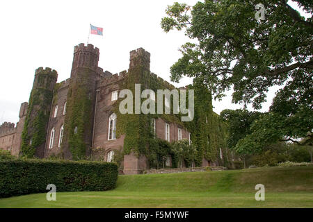 Nov 14, 2005 ; Scone, ÉCOSSE ; ancien cimetière. Scone Palace est un palace près de Perth, en Ecosse construit 1802-1812. Le palais a été le siège de la famille des seigneurs de Scone depuis 1604 et est maintenant la demeure des comtes de Mansfield. C'est le troisième palais pour être construit sur le site et une fois considéré comme un lieu de rassemblement tribal ancien des Pictes. Le premier palais fut le palais des abbés de Scone. Au Moyen Age les rois d'Écosse y est resté quand ils sont allés à Scone pour être sacré. Depuis presque 500 ans le plus grand trésor de Scone Palace a été la pierre de Scone, (aussi connu sous le nom de Banque D'Images