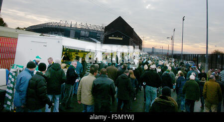 21 Nov 2005, Glasgow, Écosse, Glasgow est la plus grande ville d'Écosse, situé sur la rivière Clyde dans le pays de l'ouest du plateau. Les gens de Glasgow sont appelés Glaswegians. Glasgow est aussi le dialecte local. La région de Strathclyde a une population de plus de 2,6 millions de dollars, plus de la moitié de l'ensemble de la population écossaise. Le taux de meurtres dans la région de Glasgow est supérieur à Belfast, le double de celui de Londres Ð et près de quatre fois la moyenne de l'UE. L'Exécutif écossais, les statistiques sur les homicides annuels révèlent une augmentation alarmante du nombre de meurtres, en particulier les décès, les couteaux qui ont grimpé à 10 ans Banque D'Images