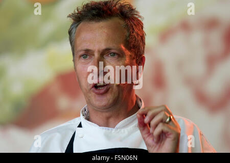 Nov 11, 2005 ; Glasgow, Écosse ; Nick Nairn est l'une des plus passionnantes de l'Ecosse les talents de cuisine. Un chef autodidacte (il est allé dans la cuisine par accident), sa détermination à maîtriser les arts culinaires a donné lieu à la création de deux restaurants - l'un près d'Aberfoyle et l'autre à Glasgow, appelé Nairn's. En 1990, il est devenu le plus jeune chef de gagner une étoile Michelin en Ecosse. Il a présenté trois séries TV cuisine BBC, tous les livres d'accompagnement avec, et il écrit également une colonne pour le Scottish Sunday Mail. Il est un membre fondateur et est également au conseil consultatif de la Scottish Che Banque D'Images
