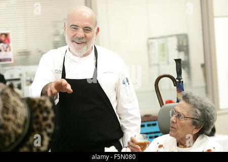 Yountville, CA, USA. 4ème Nov, 2015. Un groupe de Yountville chefs dirigé par Bob Hurley de Hurley's Restaurant & Bar, montré à parler aux résidents, servi jusqu la 11e édition de la Journée des anciens combattants des chefs célèbres déjeuner à la maison des anciens combattants de Californie à Yountville, mercredi. © Napa Valley Inscription/ZUMA/Alamy Fil Live News Banque D'Images