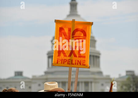 6 novembre 2015 - (photo) - Le président Barack Obama le vendredi a rejeté le projet de pipeline Keystone XL. Sur la photo : le 22 avril 2014 - Washington, DC, États-Unis - Les membres de l'Alliance indienne Cowboy et rassembler près de la capitale américaine que comme une coalition d'agriculteurs, éleveurs et les tribus autochtones commence un jour de protestation contre le pipeline Keystone XL sur le National Mall. © Jay Egelsbach/ZUMAPRESS.com/Alamy Live News Banque D'Images